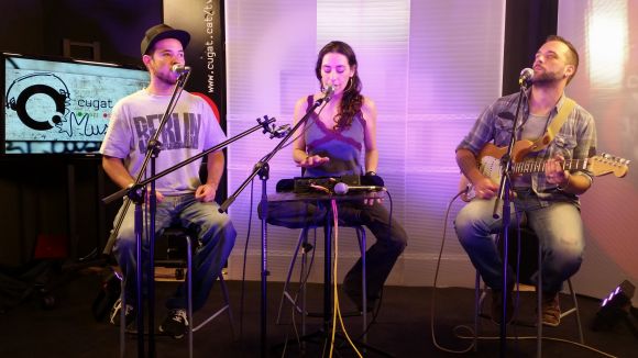 Frank Montasell, Dani Pulmon i Alba Cayuela, en acústic al 'Desendolla't'