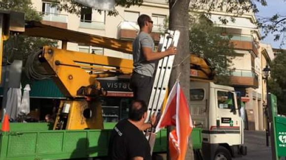 La brigada municipal despenja cartells del referèndum per ordre de la Policia