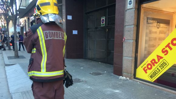 Cauen petits fragments de la cornisa d'un balcó a Francesc Moragas