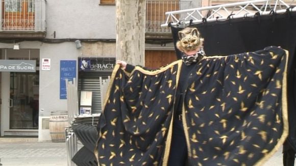 Alt: Els grups de teatre locals reivindiquen al carrer la seva feina