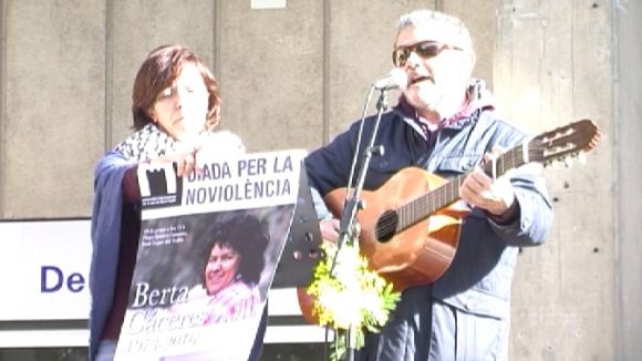 La Diada de la No-violència lloa la lluita de Berta Cáceres en defensa de l'aigua com a bé públic