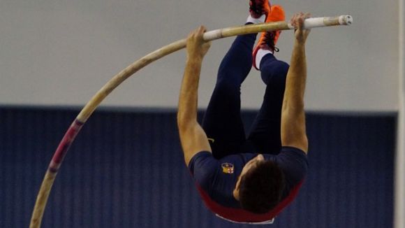 Dídac Salas lluita pel títol en salt de perxa al Campionat de Catalunya en Pista Coberta