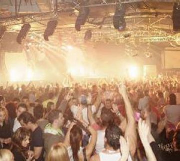 Alt: Pares santcugatencs recullen signatures contra la venda d'alcohol a menors