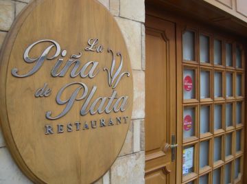 Alt: Els restaurants La Piña de Plata i Casablanca, recomanats per la Guia Michelin