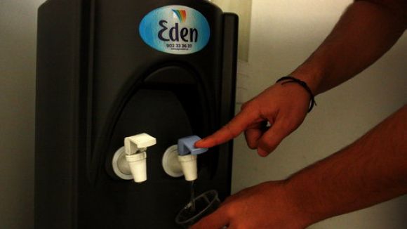 Personal de l'escola Merit School, afectat pel brot de gastroenteritis per consum d'aigua envasada