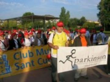 2003: Més de 400 persones mostren la seva solidaritat caminant pel Parkinson