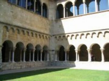 1013: Es venen propietats per construir el Claustre