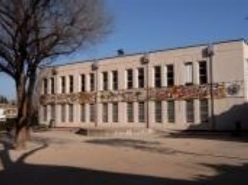 2005: L'IES Sant Cugat estrena el nou aulari i les pistes poliesportives