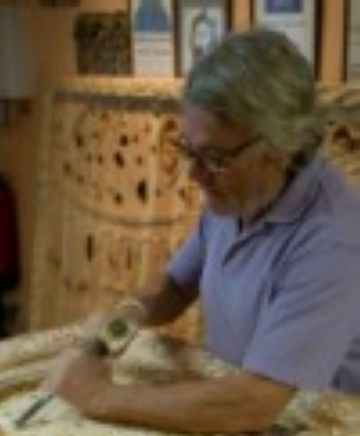 2004: El santcugatenc Paco Salas porta els seus retaules d'estil romànic a la basílica de Ripoll