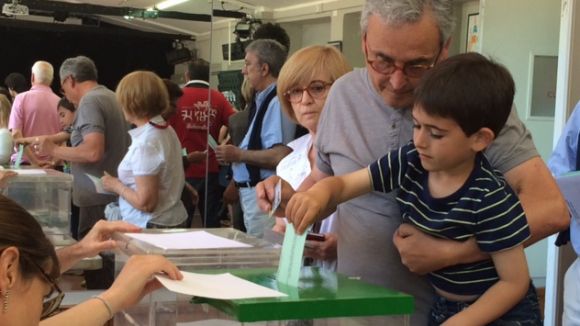 La participació fins a les tres de la tarda arriba al 33,89%