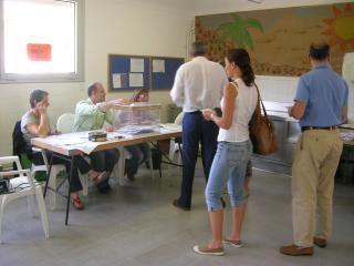 La participació a les sis de la tarda no arriba al 41%, 10 punts per sota del 2003