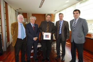 Benach rep el calendari i la moneda de la Penya Mil·leni