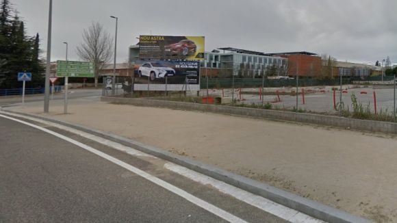 L'ANC i Òmnium hissen avui l'estelada a l'entrada de Sant Cugat per la carretera de Cerdanyola