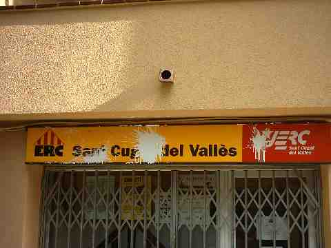 Uns brètols llencen pintura a la seu d'ERC la nit de l'Onze de Setembre