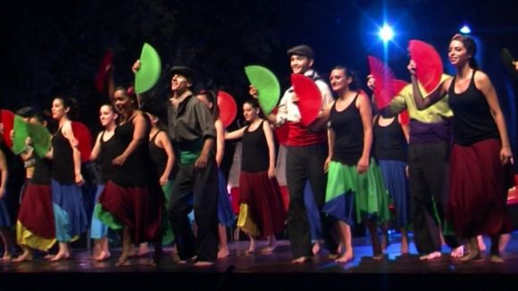L'Esbart treu la pols al seu repertori a l'espectacle 'Ballant perquè ens mirin'
