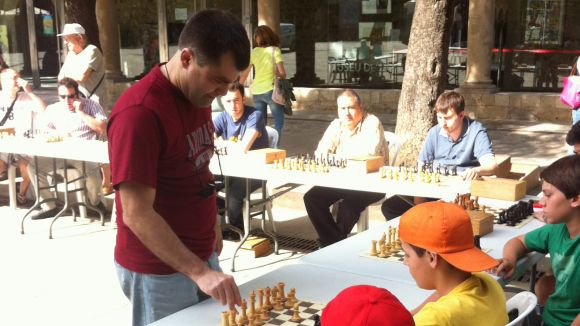 33 persones s'enfronten al mestre dels escacs i només un aconsegueix derrotar-lo