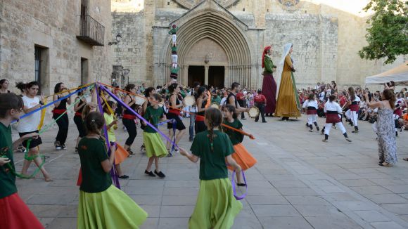 Recta final del seguici de Sant Pere, que precedeix el Paga-li Joan