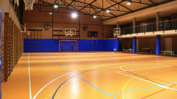 Finalitza la col·locació de les proteccions de gimnàs de l'escola Catalunya