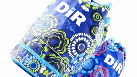 DIR canvia la seva tradicional bossa blava amb dos dissenys de Custo Dalmau