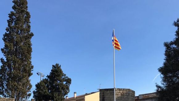 L'estelada torna a onejar a la plaça d'Octavià a l'espera de conèixer el seu futur
