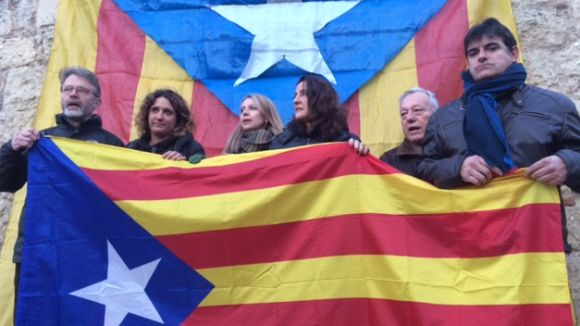 Més d'un centenar de santcugatencs assisteix a la retirada 'per imperatiu judicial' de l'estelada