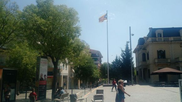 La Junta Electoral confirma que l'estelada pot onejar a la plaça de Lluís Millet