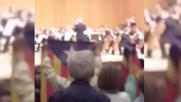 El públic desplega estelades i canta 'Els Segadors' al final del concert de l'OSSC al Teatre-Auditori de Sant Cugat