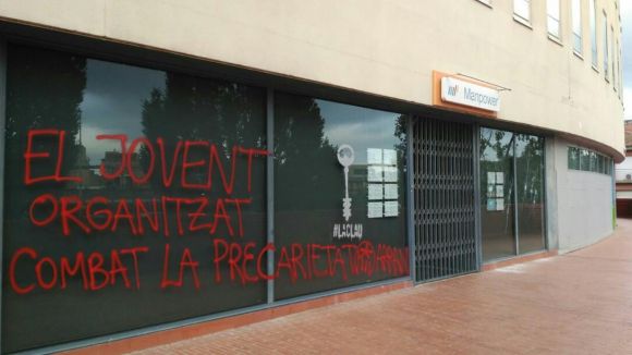 Arran fa una pintada contra la precarietat laboral a la façana de Manpower