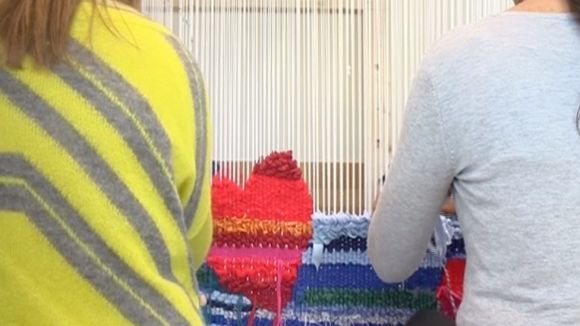 Una quinzena de dones lluiten contra la violència masclista a l''Explica'm Teixint'