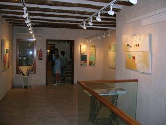 Alt: Sílvia Masgoret exposa els seus quadres a la galeria Pou d'Art