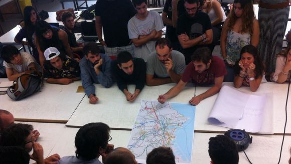 Estudiants de l'ETSAV posen en marxa un projecte per ajudar immigrants i refugiats