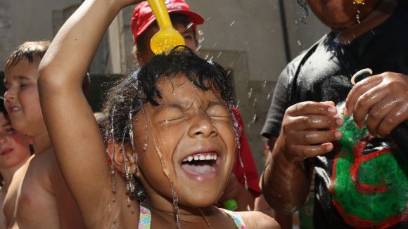 La festa de l'aigua refresca avui els santcugatencs