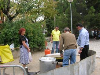 Alt: El barri del Monestir premia a un bar i una veïna de la zona