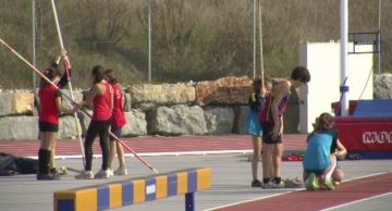 Alt: El Muntanyenc Sant Cugat reuneix els seus 250 atletes a la Festa de l'Atletisme