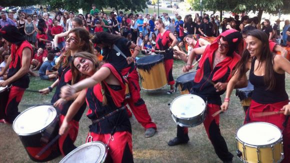 Els grups de percussió fan tremolar els Jardins del Monestir per Festa Major