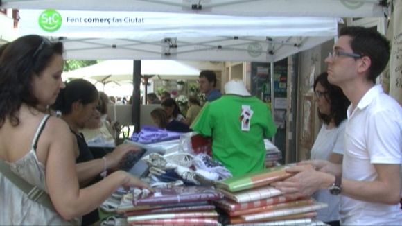 La Botiga al Carrer aprofita el segon dia de rebaixes per promocionar el comerç local