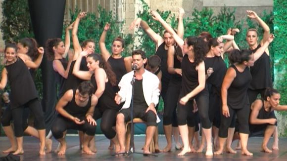 El públic s'entrega en la preestrena de 'Tants records' de l'Esbart