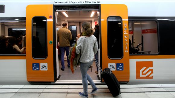 L'AMB ofereix tres anys de transport públic gratuït als qui desballestin un vehicle contaminant