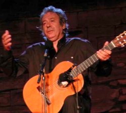 Paco Ibáñez sedueix els santcugatencs, que omplen la plaça de l'Om.