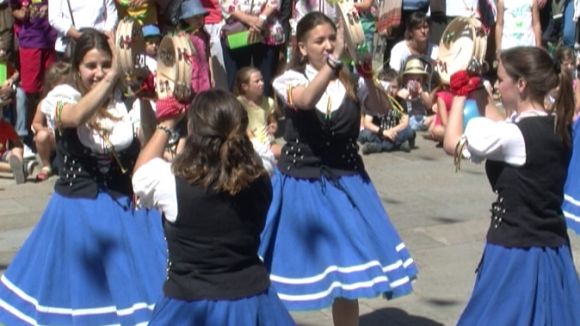 Els balls tradicionals es donen la mà amb els caparrots, capgrossos i entremesos