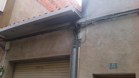 Un petit incendi a uns cables elèctrics deixa sense llum veïns del carrer Sallés
