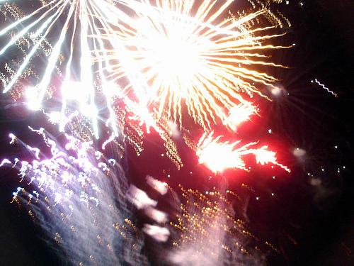 El castell de focs sorprèn els santcugatencs a la nova ubicació de Can Mates