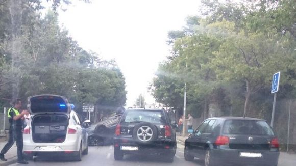 Xoca contra un arbre i fa bolcar el cotxe a Valldoreix