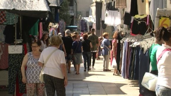 Els paradistes del mercat dels dijous resisteixen malgrat la baixada de vendes a l'agost