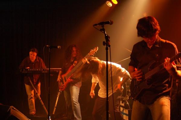 Alt: El rock progressiu de Freak Theater arriba a Amposta