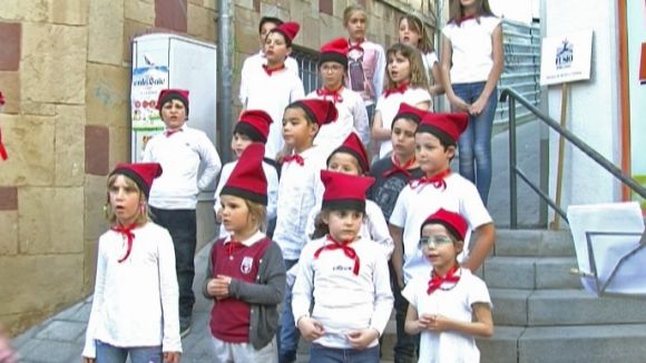 La coral infantil de Fusió apropa les caramelles a grans i petits pels carrers de Sant Cugat