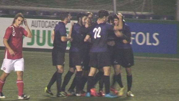 El Junior segueix líder en superar un Marianao que acaba amb set jugadors