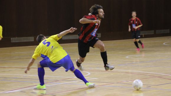Un FS Sant Cugat en quadre s'examina davant l'avantpenúltim, el Sant Sadurní