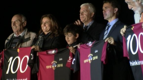 El SantCu emociona amb una espectacular presentació per al centenari