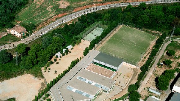 El Thau canviarà la gespa del camp de futbol gràcies a l'acord amb Valldorsala
